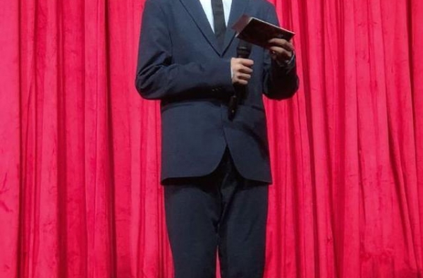 张亮晒13岁儿子近照 天天暴风成长男模范儿十足
