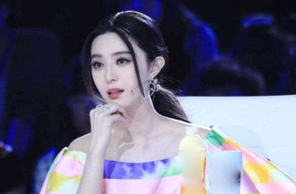 范冰冰又一起官司胜诉，低调现身机场，手上细节疑和李晨复合