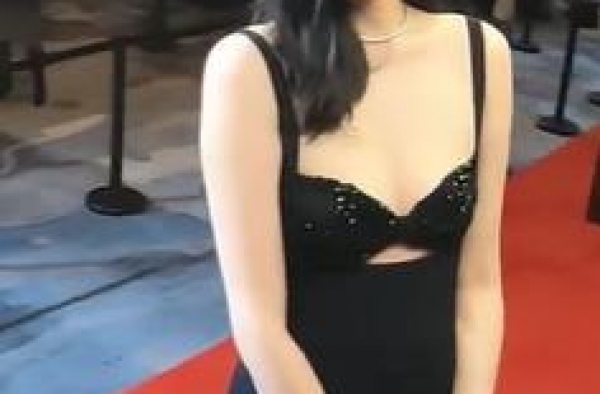 奚梦瑶穿低胸吊带裙却不向老公报备，何猷君曾不允许她穿紧身裤