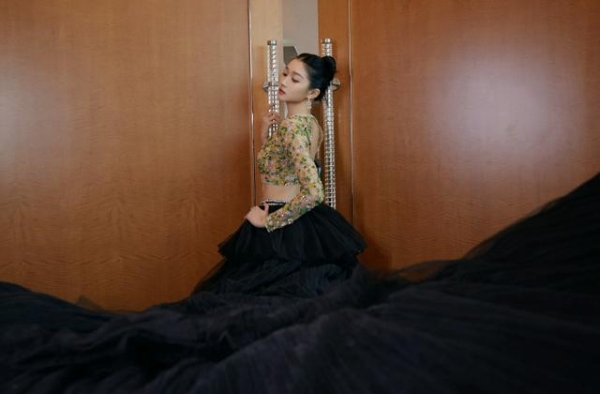 女星穿恨天高领奖：关晓彤被江疏影孟美岐架着走，欧阳娜娜像企鹅