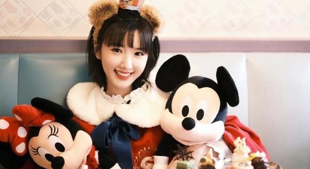 和毛晓彤一起在迪士尼过万圣节