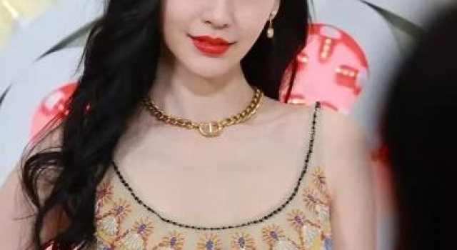 袁冰妍跟baby同框输惨了！同涂大红唇，一个明艳一个小家子气