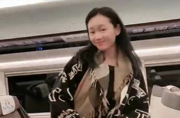 安徽一姐周群曝素颜！面色憔悴判若两人，高铁车厢内不戴口罩热舞
