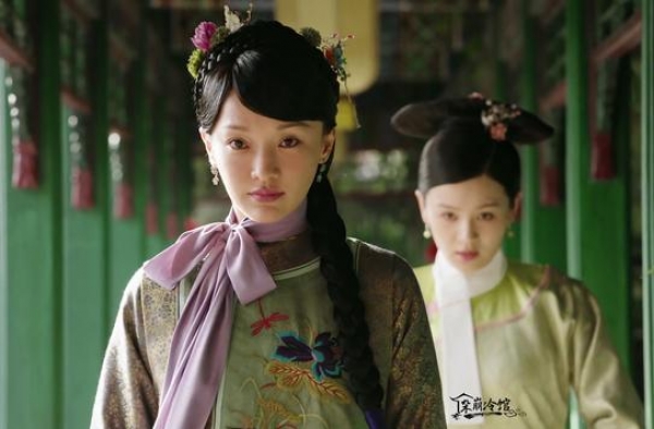 如懿传｜如懿母亲的旗头发饰：点翠花卉簪、烧蓝蝴蝶纹流苏簪