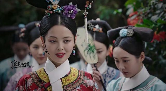 如懿传｜金玉妍嘉妃的旗头发饰：玉石蕊紫玉簪花、烧蓝花卉发簪