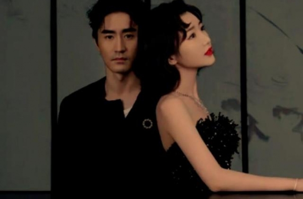 知情人曝杨玏表白毛晓彤，女方暂未接受，走红毯时尽显夫妻相