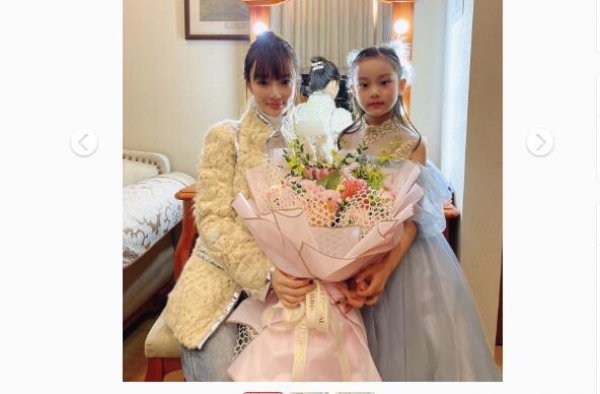 李小璐为甜馨比赛加油，与女儿手拉手合影，打扮的像她自己演出