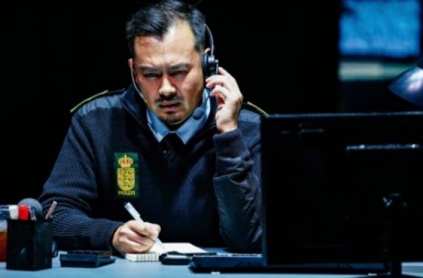 他在舞台上一直“打电话”，却呈现了一桩紧张悬疑的绑架案
