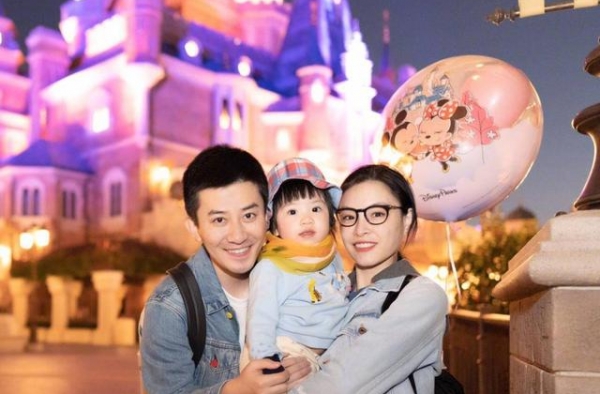 吴敏霞晒女儿照片，奶凶超萌爱做表情包，大山楂鼻子厚嘴唇太抢镜