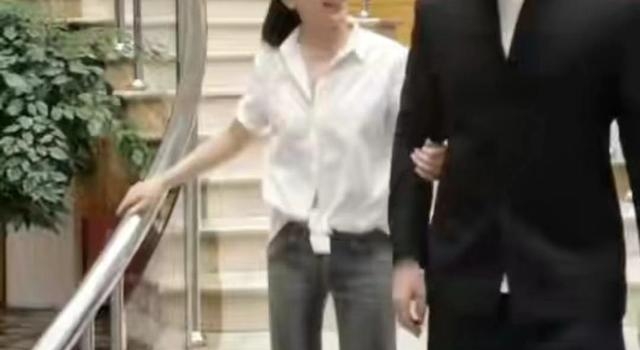 付笛声28岁儿子罕露面，被赞高大帅气，曾被父母力捧6年却没红
