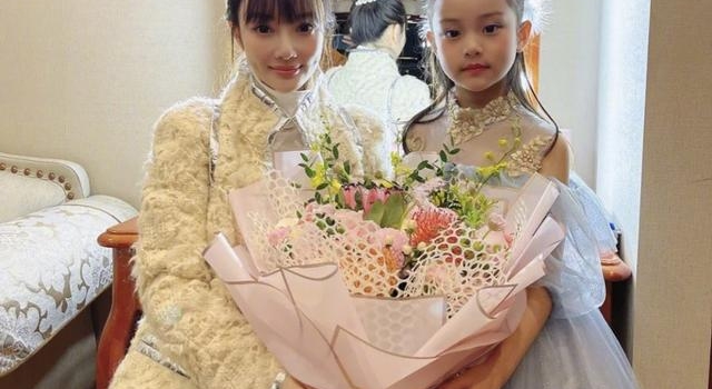 李小璐晒照庆祝甜馨钢琴演出成功，母女俩颜值高，甜馨像小公主