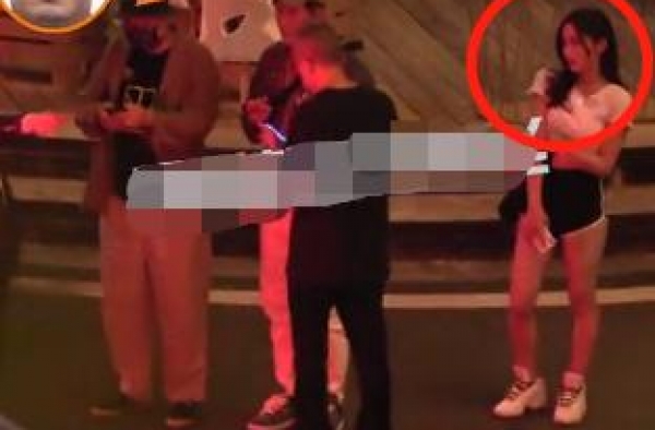徐峥深夜与好友齐聚会所，长腿美女全程跟随，不见老婆陶虹身影