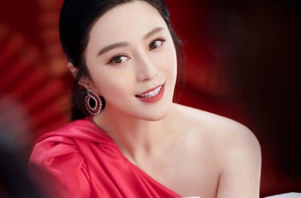 范冰冰穿红色高开叉长裙秀美腿，香肩微露性感迷人