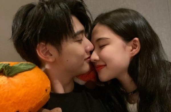 R1SE成员焉栩嘉被曝接吻照 女友公开恋爱细节直指其劈腿