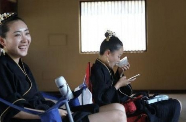 横店美女群演“泛滥成灾”，白天拍戏晚上接活，50一天都没人要