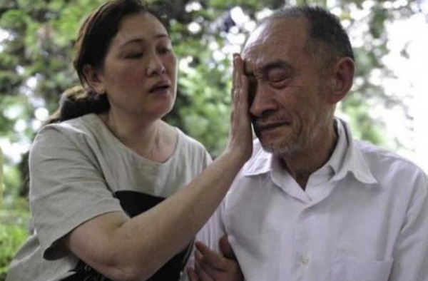 张嘉译闫妮新剧央视火了，粉丝却因“女儿”角色讨厌，恨不得弃剧