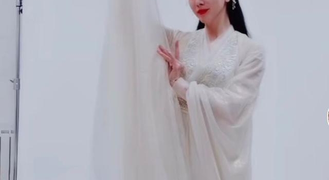 央视主持人李思思古装造型，美过嫦娥，有才有颜，慕了