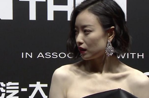 男星红毯千奇百怪：杨洋穿深V，陈飞宇油腻，蔡徐坤顶白色鸡窝头