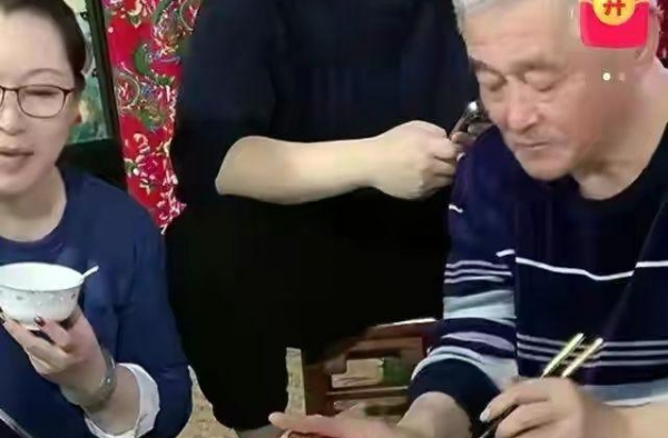 63岁赵本山直播，与妻子甜蜜互动，满头白发难掩面色憔悴