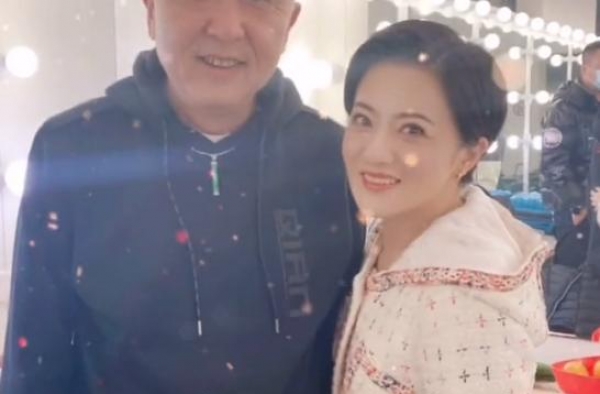 金铭太受宠！与郭德纲于谦挽手合影，陈佩斯儿子还单独为她庆生