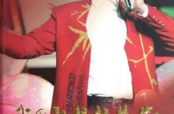 大衣哥异性缘太好！美女与他大腿紧贴合影，别墅还有美女陪他练舞