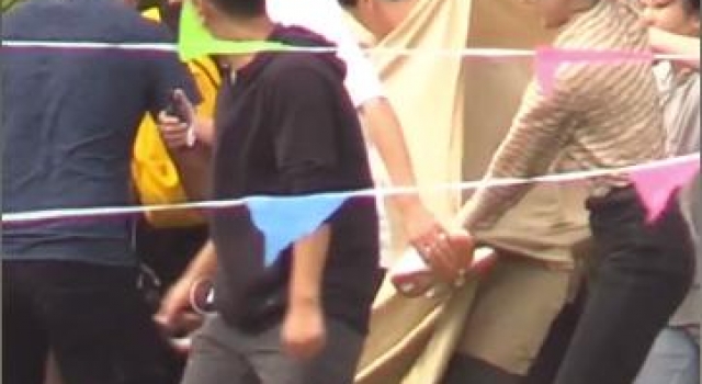 白宇片场换衣服，众人围观只用一块布遮着，《镇魂》之后不火了？