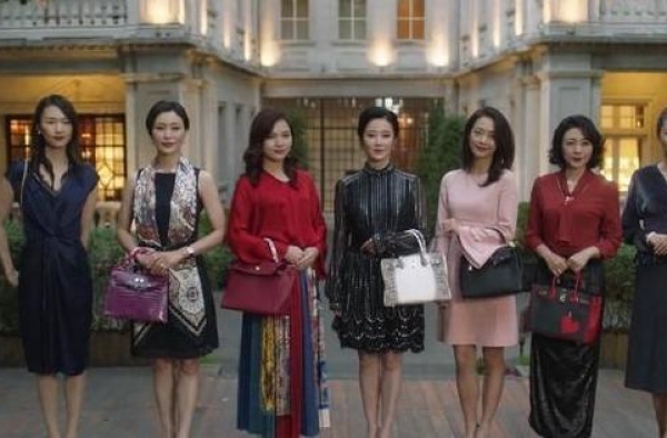 百亿富婆章泽天合影镶边，C位万宝宝被称中国第一名媛，家世惊人