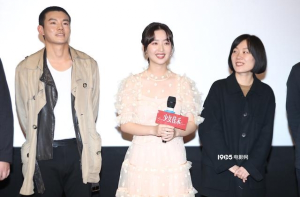 胡先煦为邓恩熙新片应援 硬糖少女张艺凡现身首映