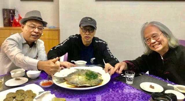 67岁吴孟达瘦脱相，脖子脸挂不住肉，《流浪地球》吊钢丝差点走