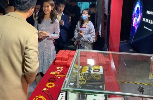 清纯章泽天换风格！烫棕黄大波浪显成熟，穿蓝色蕾丝长裙优雅知性
