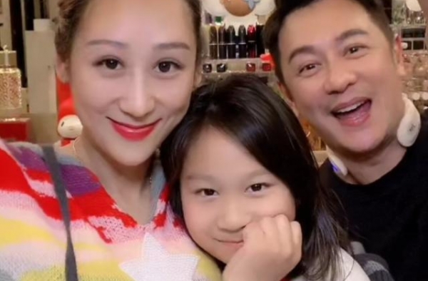 陈浩民女儿塌鼻梁不像爹妈，才9岁就直播，一家租豪宅穿的却很省