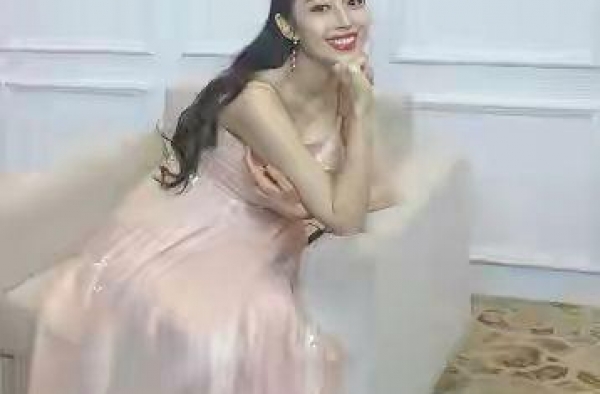 朗朗妻子吉娜晒美照，怀胎7月孕肚明显，终于不是蚂蚁腰了