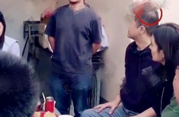 49岁李亚鹏带女友聚餐，头发稀疏快秃顶，已见父母疑好事在即