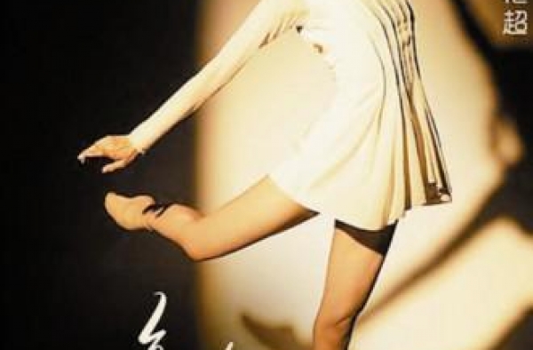 用肢体语言传递社会温度