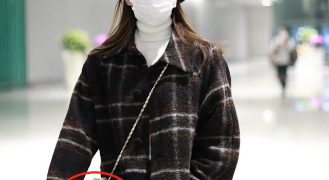刘诗诗瘦成纸片人，紧身牛仔裤都塞不满，穿7万外套逛街专人拎包