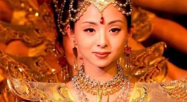 还记得“千手观音”的领舞邰丽华吗？她44岁还是这么美啊