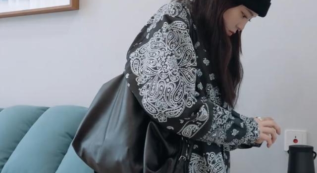 当红小花录节目不避嫌，进男星房间偷穿鞋子，被批不讲卫生没教养