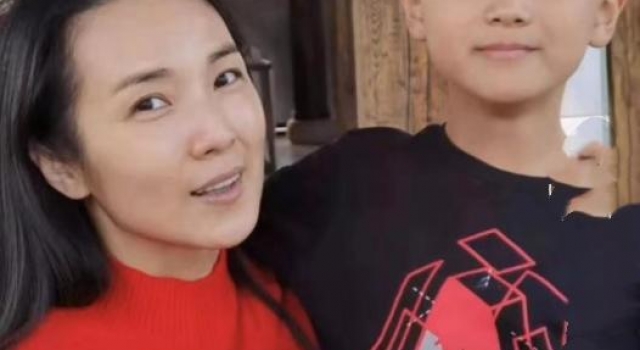 央视名嘴管彤私下素颜曝光，面色暗黄认不出，穿秋衣出镜太朴素