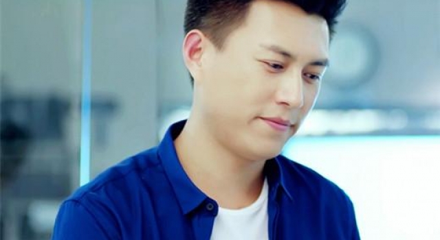 靳东隐藏了44年的身份曝光，原来演员只是副业，真是深藏不露