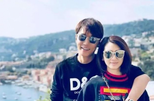 张丹峰洪欣被曝协议离婚？为男方事业选择不公开，洪欣情路太坎坷
