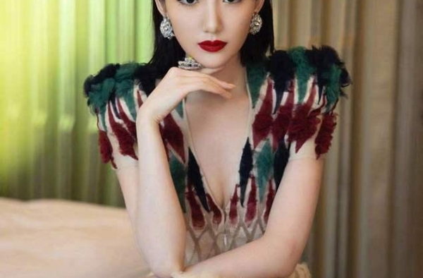 毛晓彤穿深V礼服小秀事业线！32岁宛如少女 网友：被惊艳到了