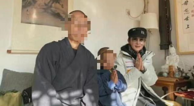 52岁张敏现身少林寺，素颜出镜面容消瘦，“筷子腿”引担忧