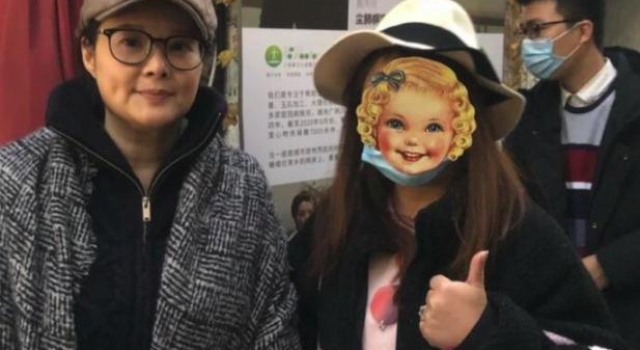 袁立和丈夫摆地摊做公益，不顾寒冷坚持宣传，曾自诩上海贵妇