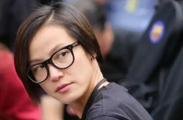 “港独”艺人何韵诗坚持留在香港写歌，网友：她没筹够钱