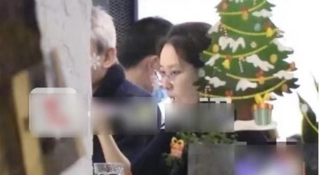 徐克情侣约会被偷拍，小30岁女友不施粉黛气质斐然，像变了个人