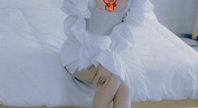 109斤徐冬冬拍清纯大片，低领遮不住事业线，一双美腿白的发光