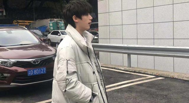 丁程鑫张真源参加艺考路透 考后晒合照表情轻松
