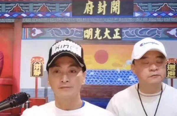 千万富翁何家劲直播圈钱，两小时仅获930元，曾演展昭一夜爆红