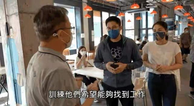 宠妻狂魔！郭晶晶学做咖啡一次成功，霍启刚一脸崇拜如迷弟