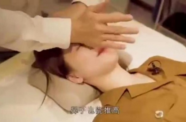 金莎脸部正骨过程曝光，为推高鼻子强忍疼痛，还拿韩国女星做参考